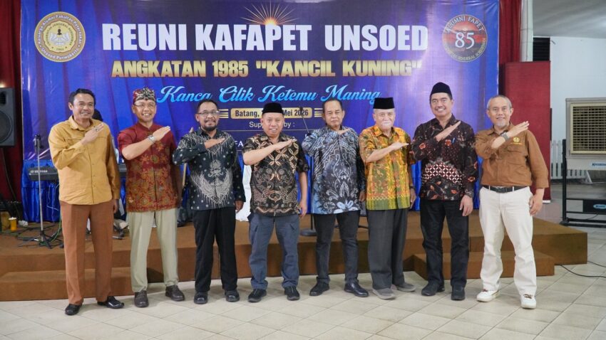 Dari kiri- Sutadi Ronidipuro, Novie Andri Setianto, Hary Soegijono, Prof Akhmad Sodiq, Sinung Nugroho, Dr. Achmad Iqbal, Prof Noor Farid, Dr Agus Susanto. Dalam pose Unsoed Melesat